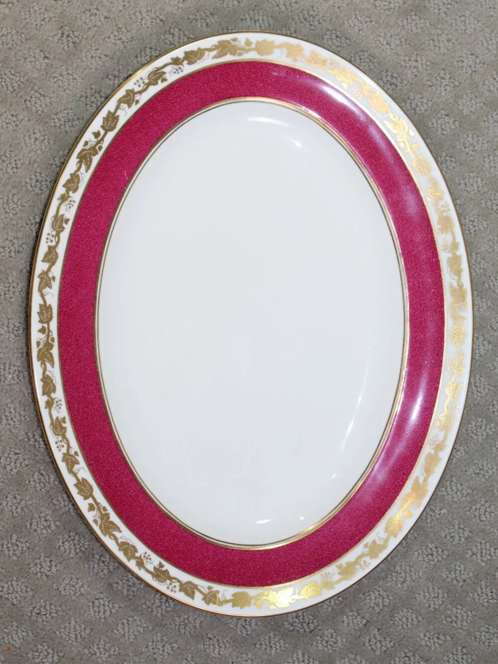 Wedgwood Whitehall W3994 Bone China Powder Ruby 15.5